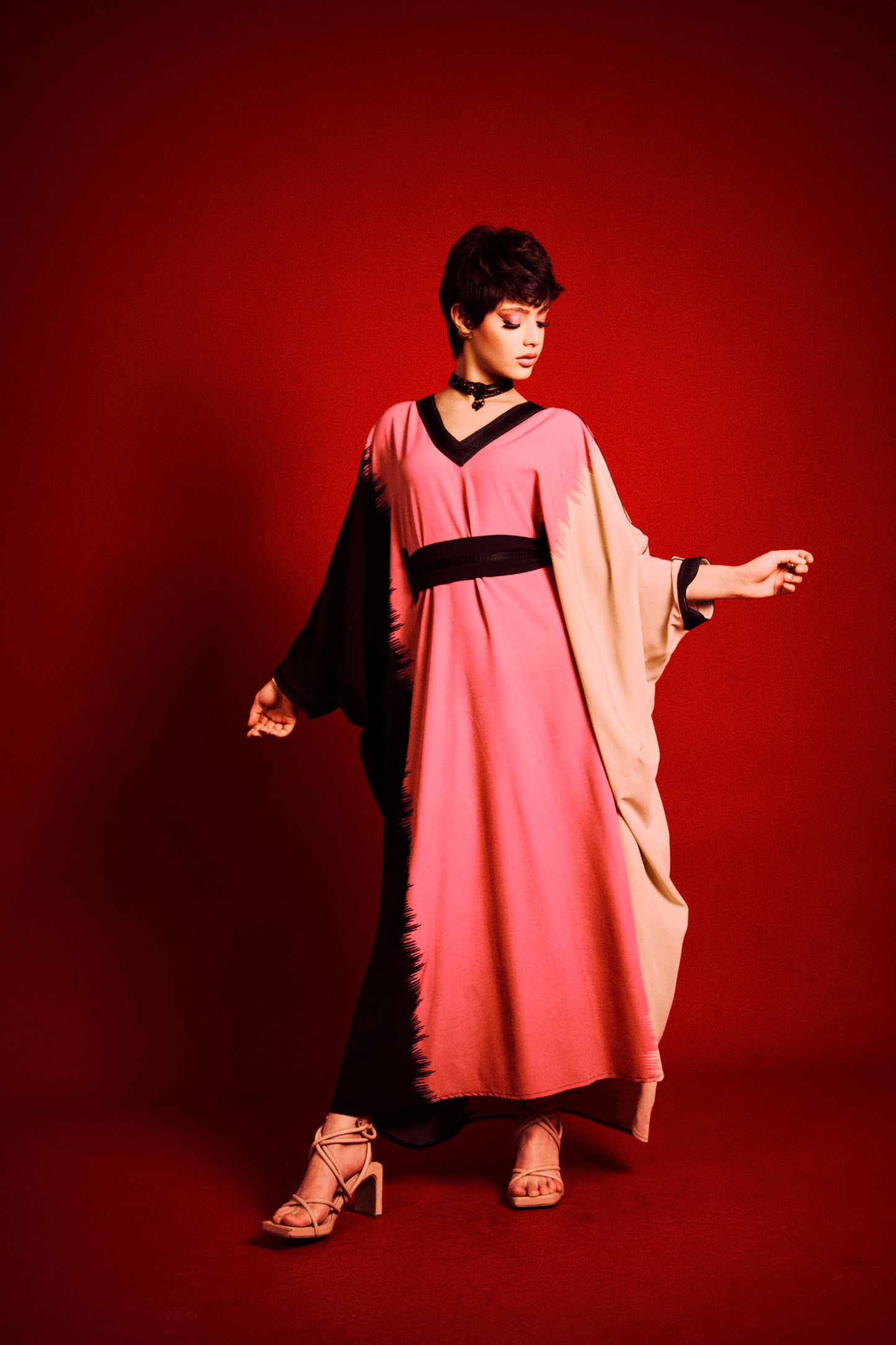 Abaya Oversize Moderne – Création Oranaise Cousue Main en Crêpe