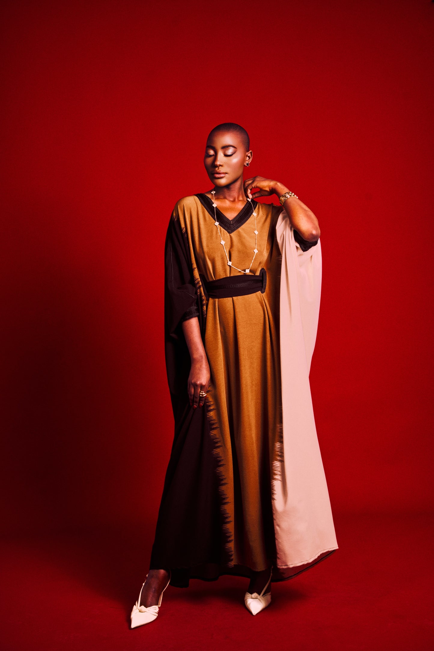 Abaya Oversize Moderne – Création Oranaise Cousue Main en Crêpe
